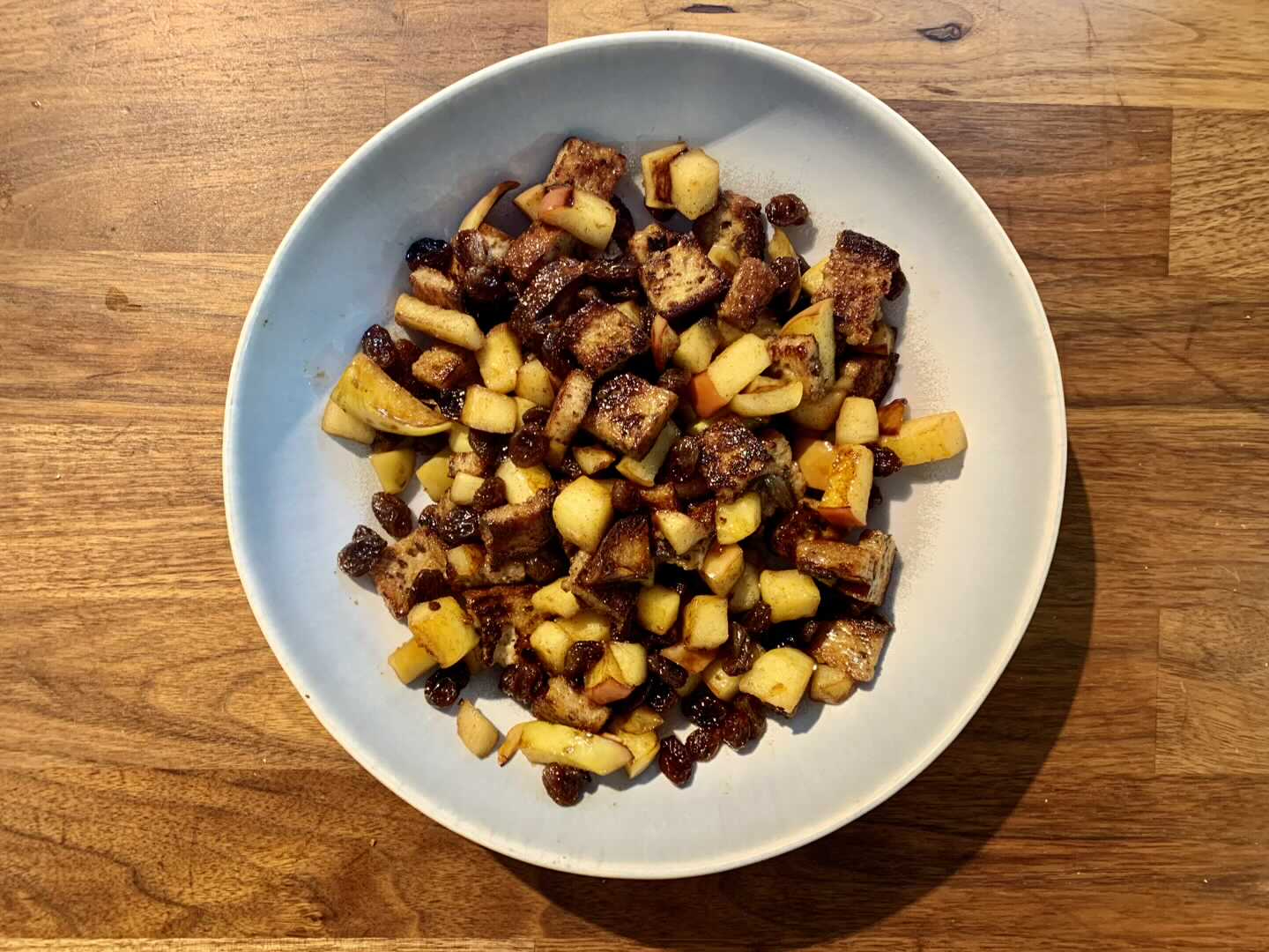 Zimtapfel mit Rosinenkrümmel