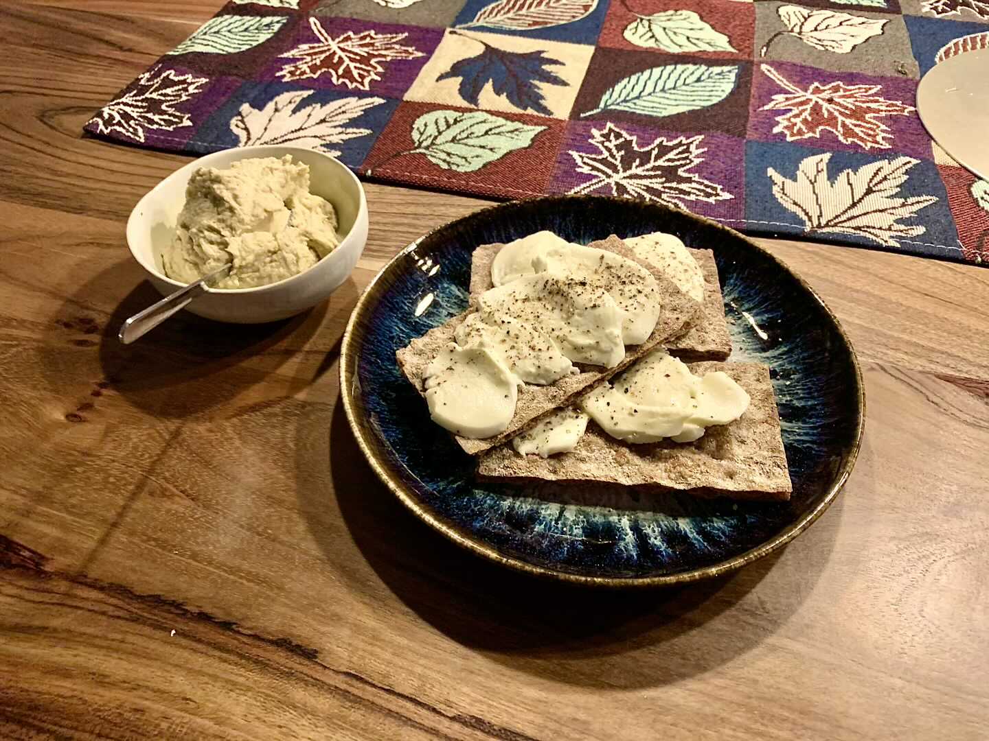 Knäckebrot mit Mozzarella und Hummus