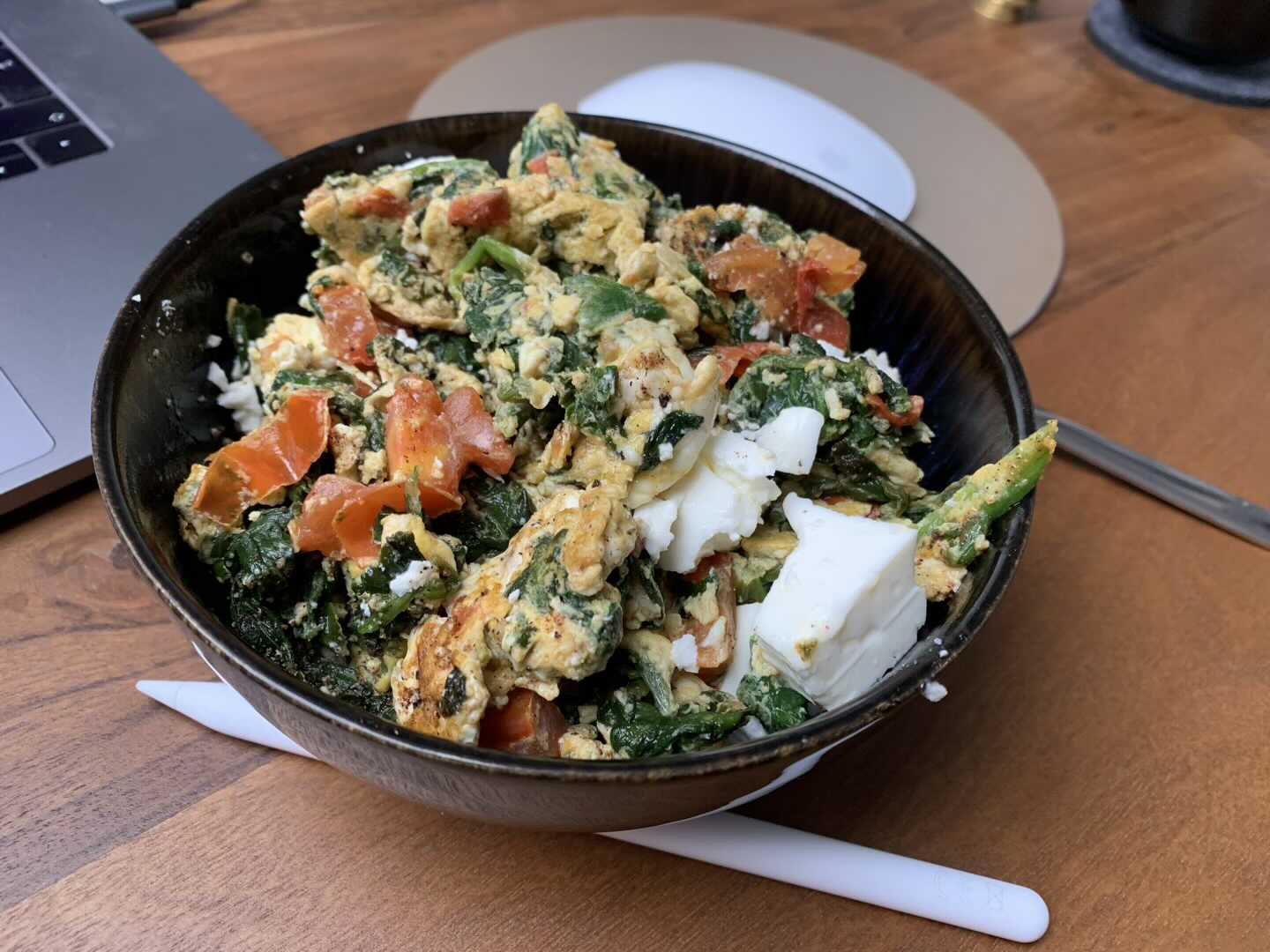 Spinat mit Ei und Fetakäse