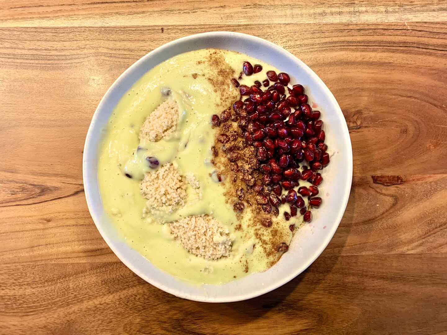 Süßer Quinoa mit Avocado Creme