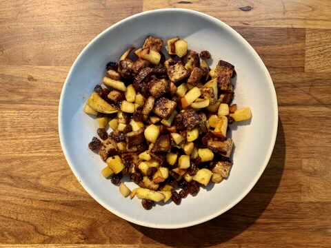 Zimtapfel mit Rosinenkrümmel