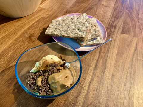 Knäckebrot mit Frischkäse Erdnuss Dip