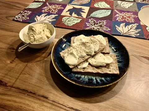 Knäckebrot mit Mozzarella und Hummus