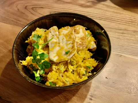 Salat mit gerieben Karotten und Halloumi