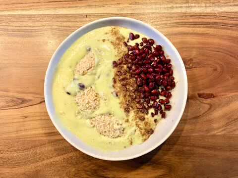 Süßer Quinoa mit Avocado Creme